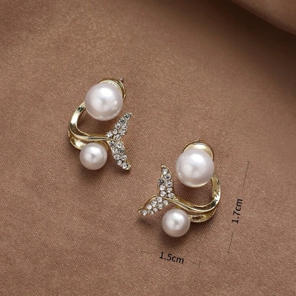 Fishtail Pearl Earrings - Picture 4 of 8